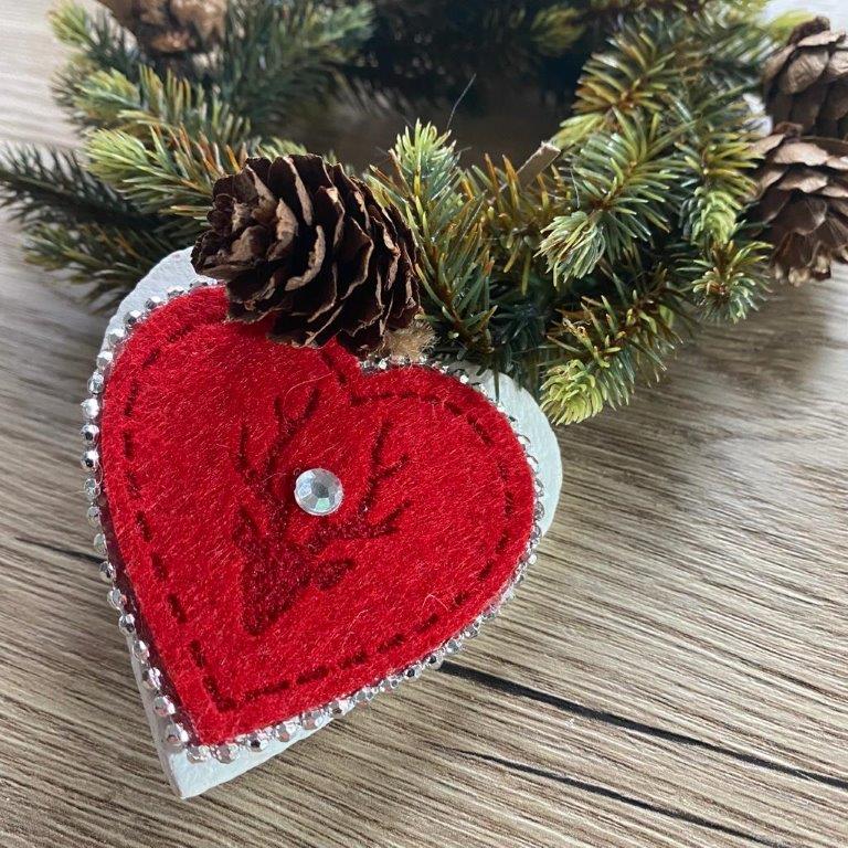 Weihnachtsdekoration - Weihnachtskranz mit Herz, hängend